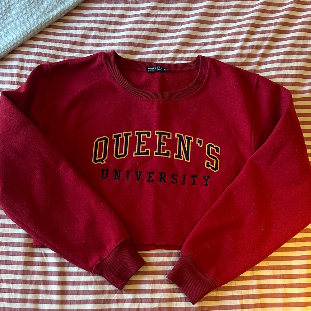 QUEENS UNI CROPPED SWEATER